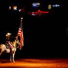 Die Fahnenträgerin des Rodeos in Fort Worth, Texas