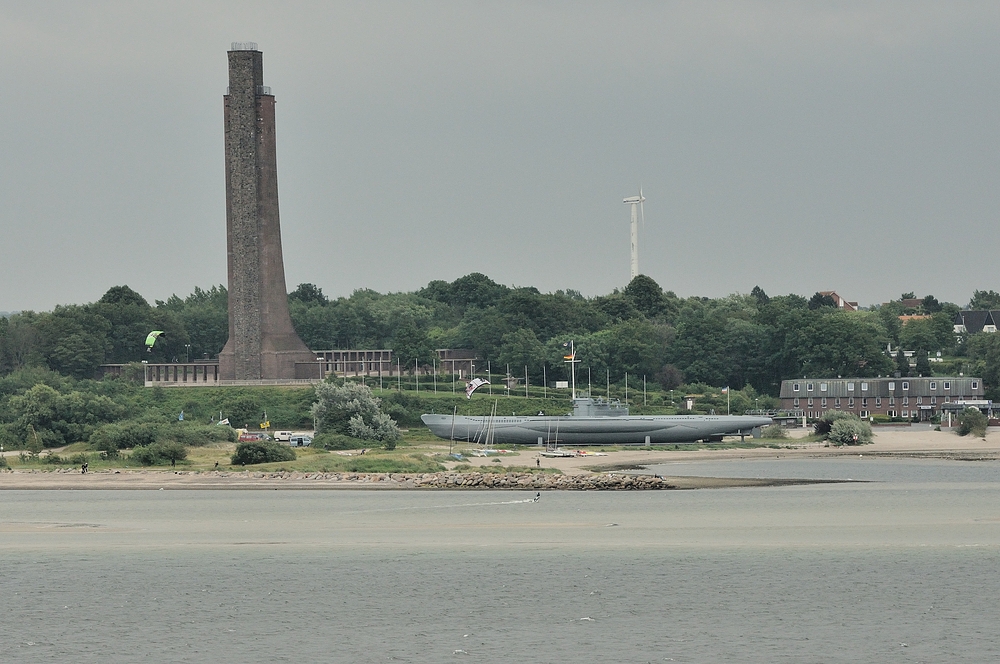 Die Fahrt führt durch die Kieler Außenförde mit Blick auf die U 995