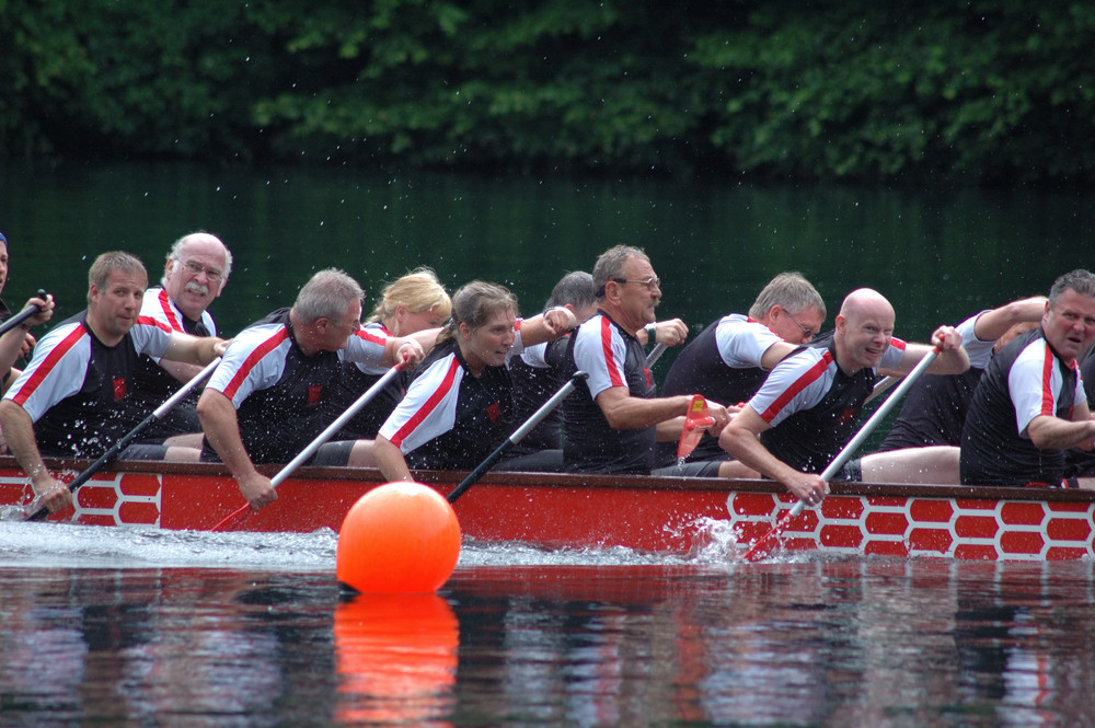 Die fahrt zum Sieg der Drachenbootmeisterschaft