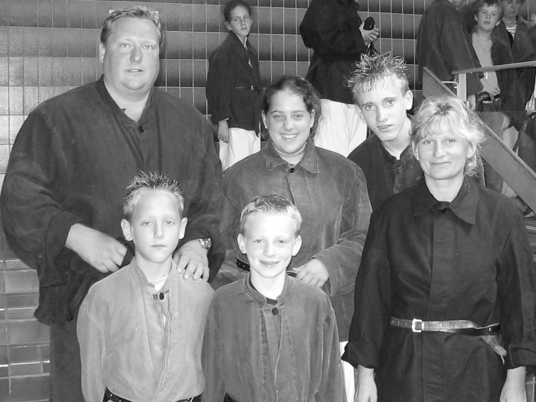 Die Familie im Salzbergwerk: Andrea, Nele, Robin, Tristan, Nils und Carlo