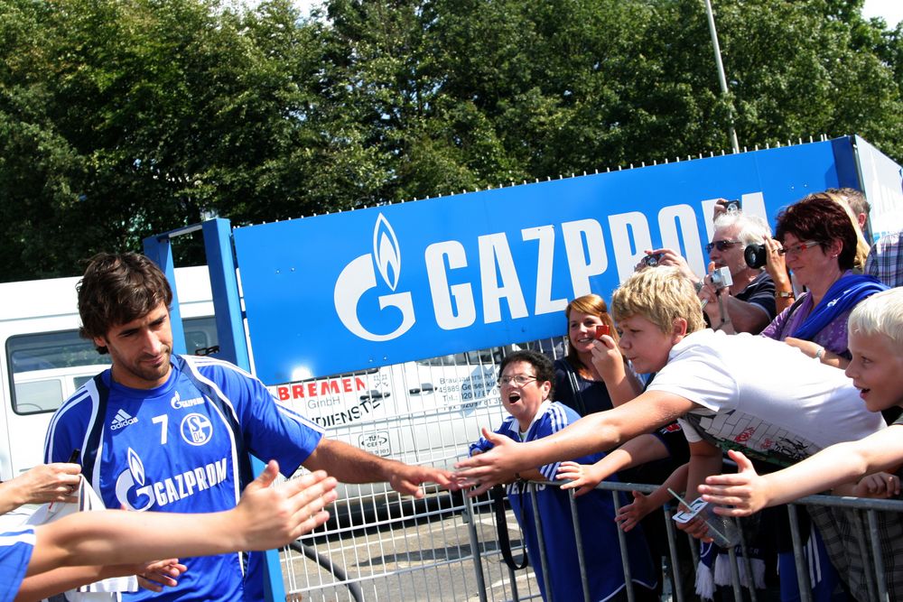 Die Fans klatschen ihren neuen Fußballgott ab