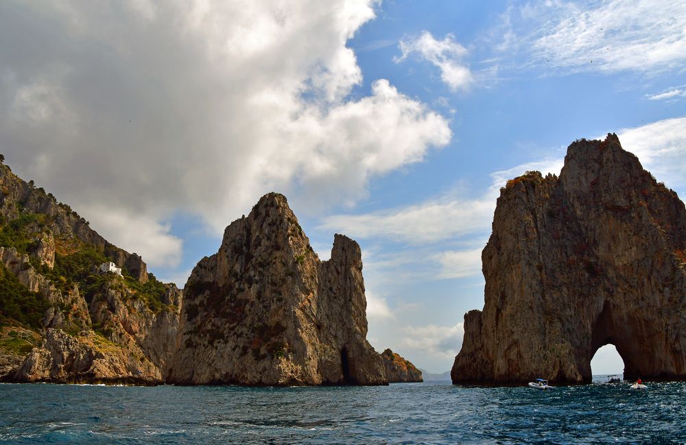 Die Faraglioni-Felsen vor der Insel Capri im Golf von Neapel