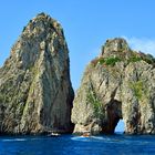 Die Faraglioni-Felsen vor der italienischen Insel Capri