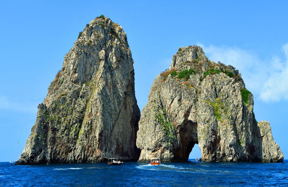 Die Faraglioni-Felsen vor der italienischen Insel Capri