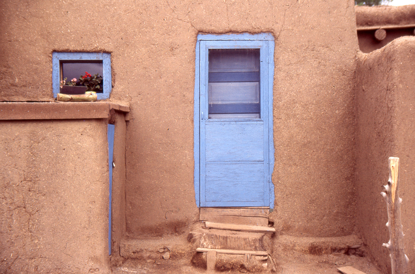 Die Farbe Blau in Taos Pueblo - New Mexico