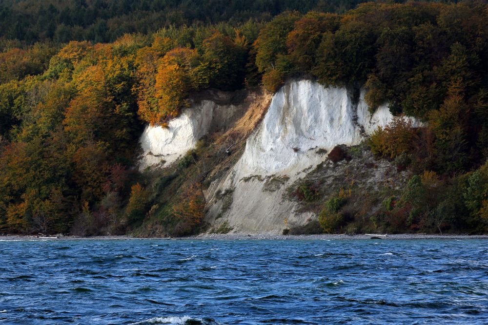 Die Farbe des Meeres und der Felsen vor dem Sturm...