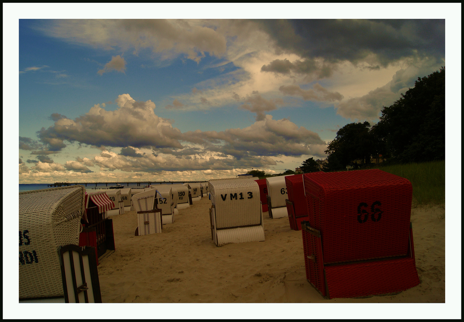 Die Farben der Ostsee 2011 und leere Strandkörbe...;-))