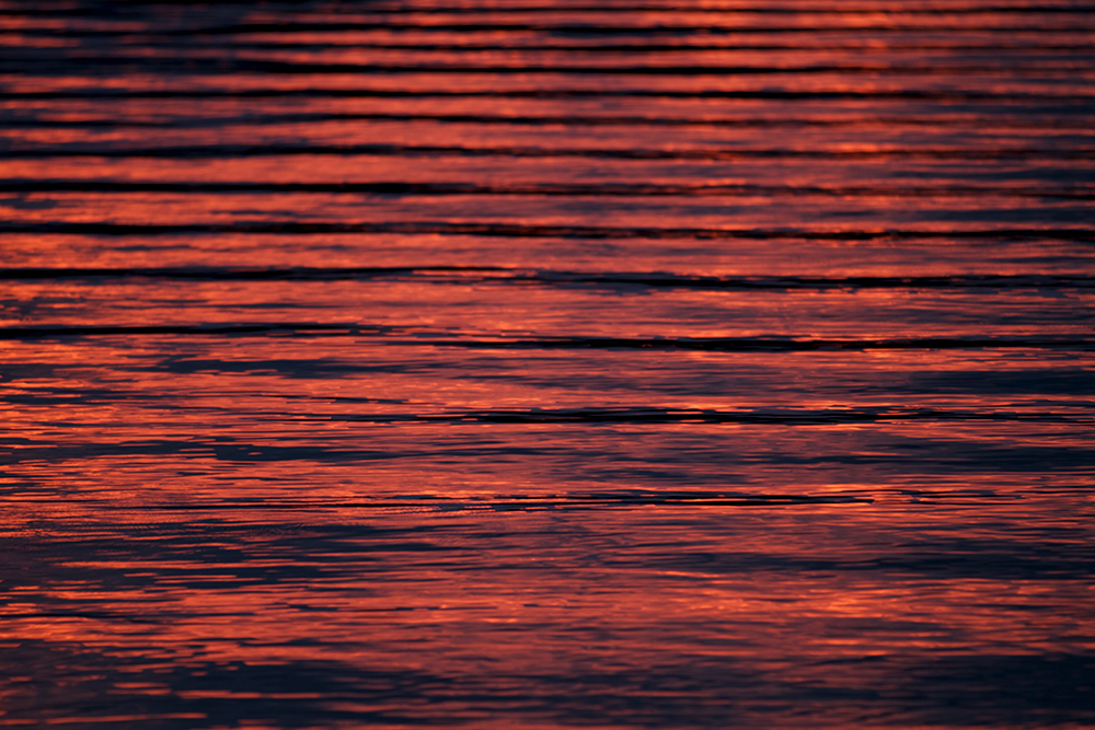 Die Farben des Sonnenuntergang in den Wellen