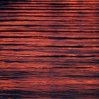 Die Farben des Sonnenuntergang in den Wellen