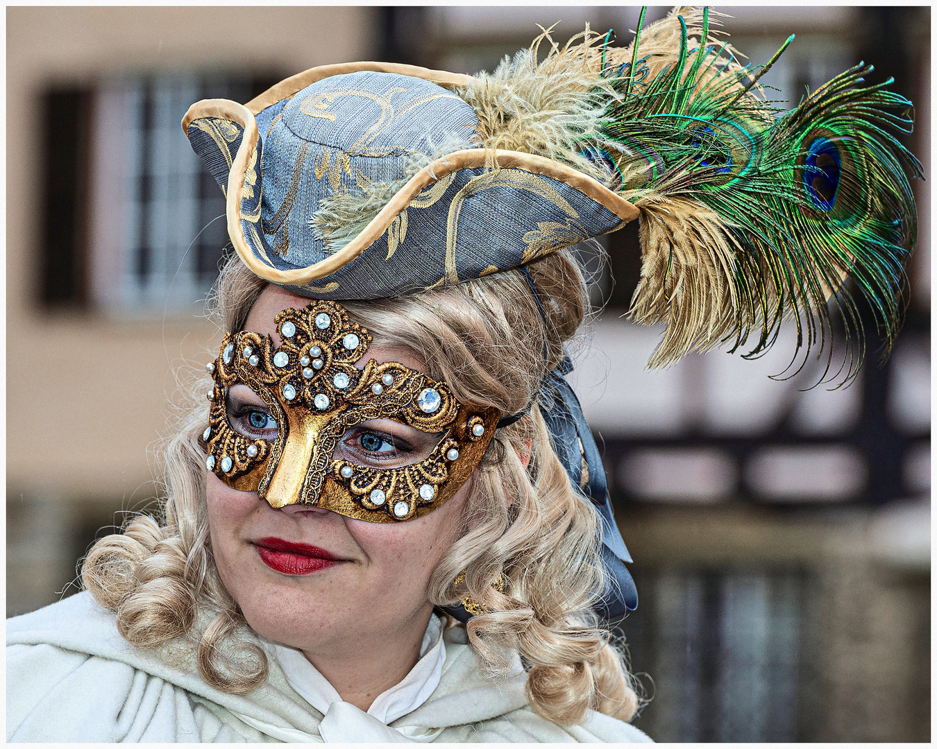 Die Faschingsprinzessin mit goldener Nase und roten Lippen !