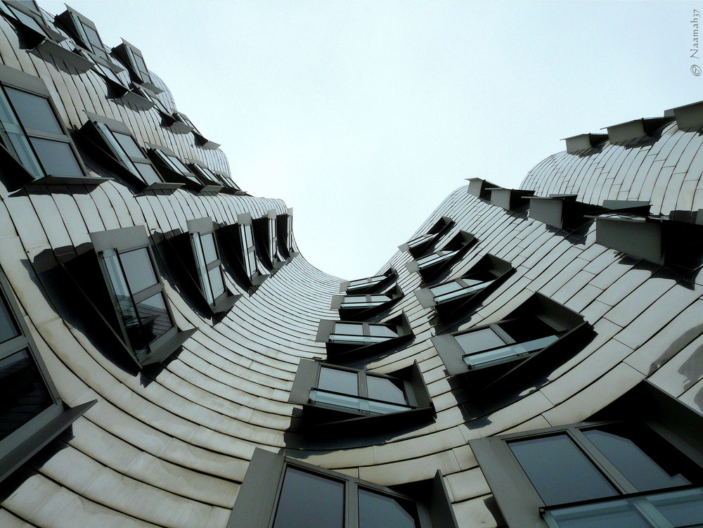 Die Fassade des Düsseldorfer Frank-O.-Gehry-Hauses...