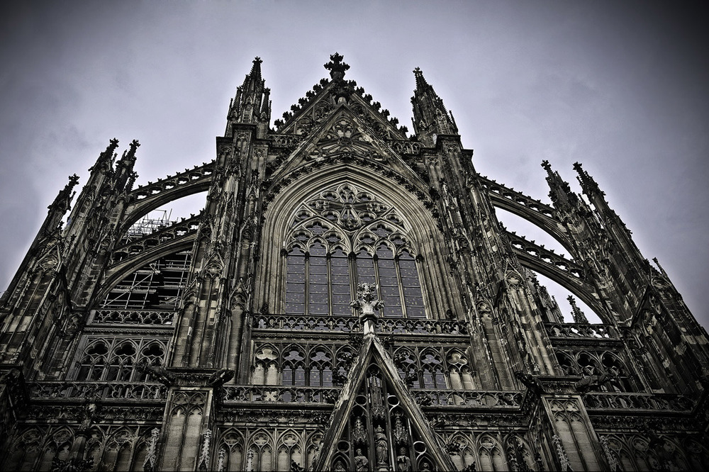 Die Fassade des Kölner Doms über dem Haupteingang