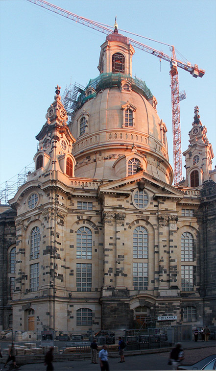 Die fast fertige Frauenkirche in Dresden am 8.7.2004