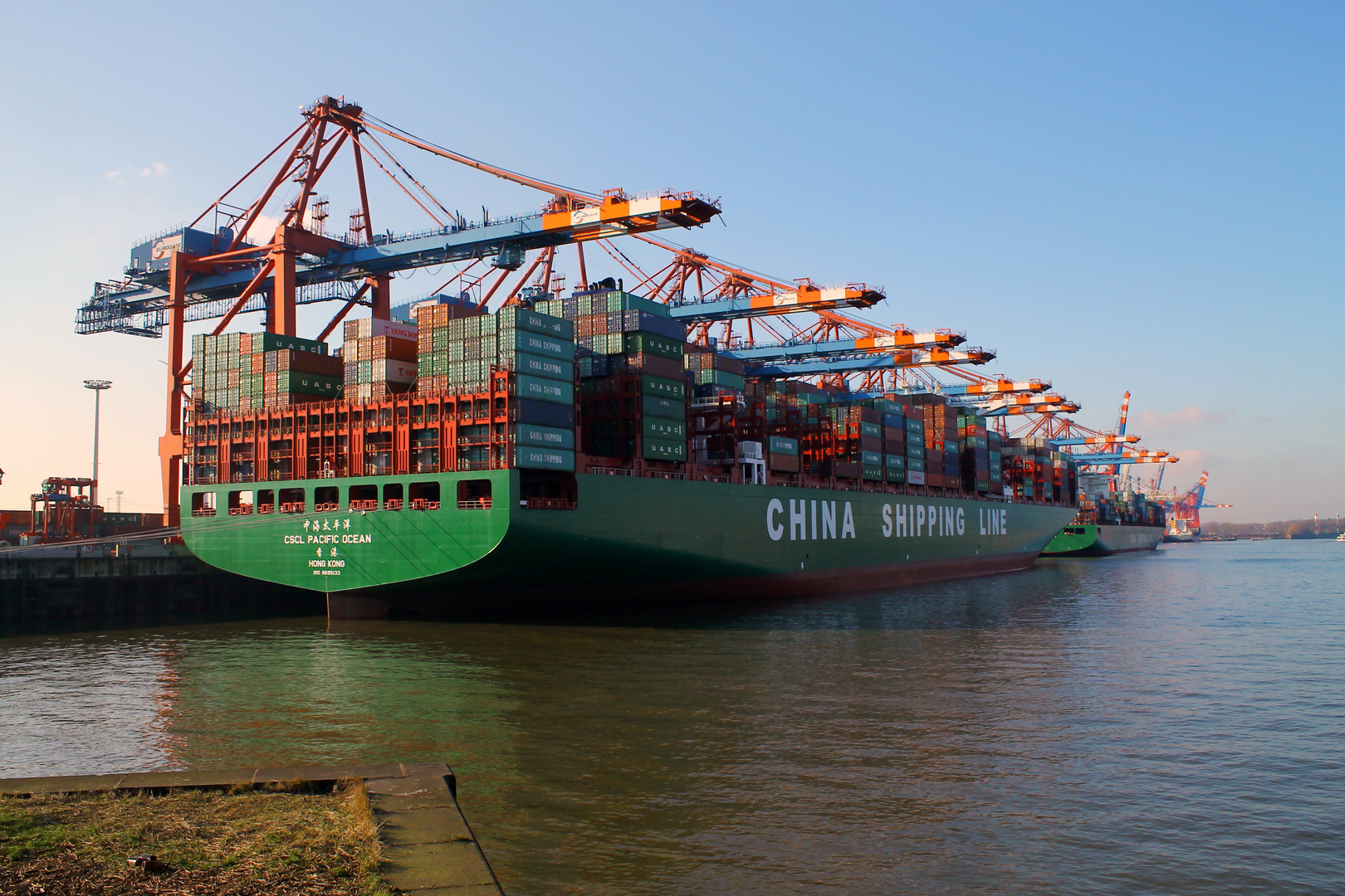 Die (fast) nagelneue CSCL Pacific Ocean im Hamburger Hafen