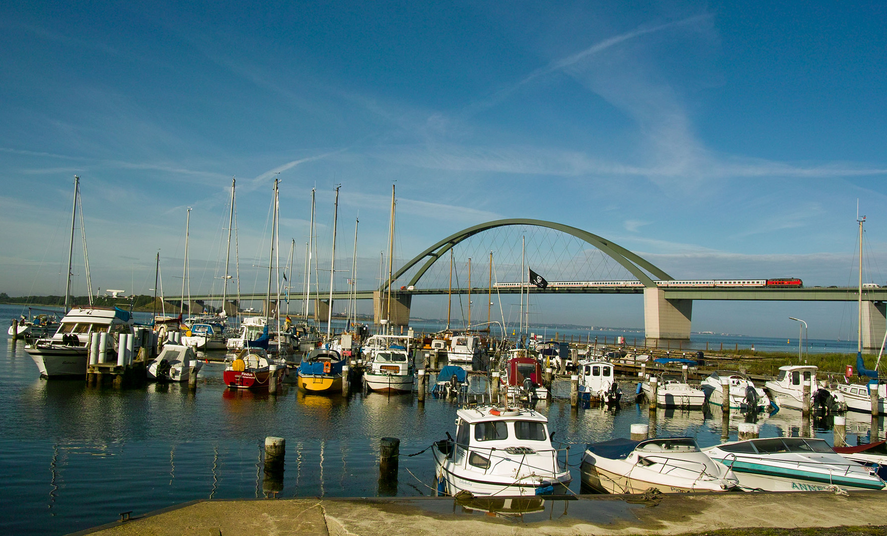 Die Fehmarnsundbrücke am Morgen des 04.08.2012 ...