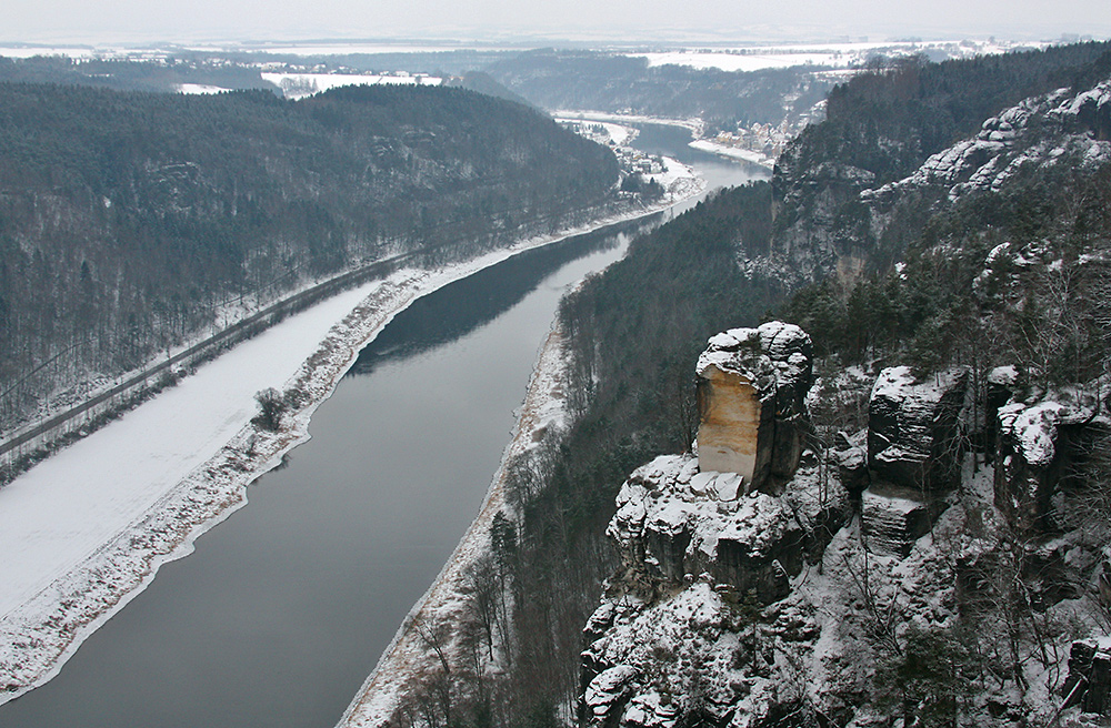 Die Felsabbruchstelle im Winter beim Blick elbabwärts von der Bastei und...