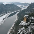 Die Felsabbruchstelle im Winter beim Blick elbabwärts von der Bastei und...