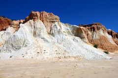 die Felsen an der Praia de Falesia