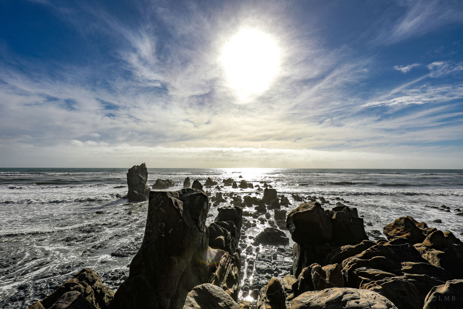 Die Felsen gehen ins Meer