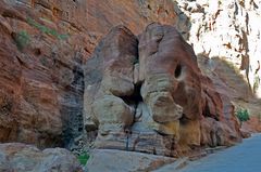 Die Felsen im Siq von Petra wecken Fantasien