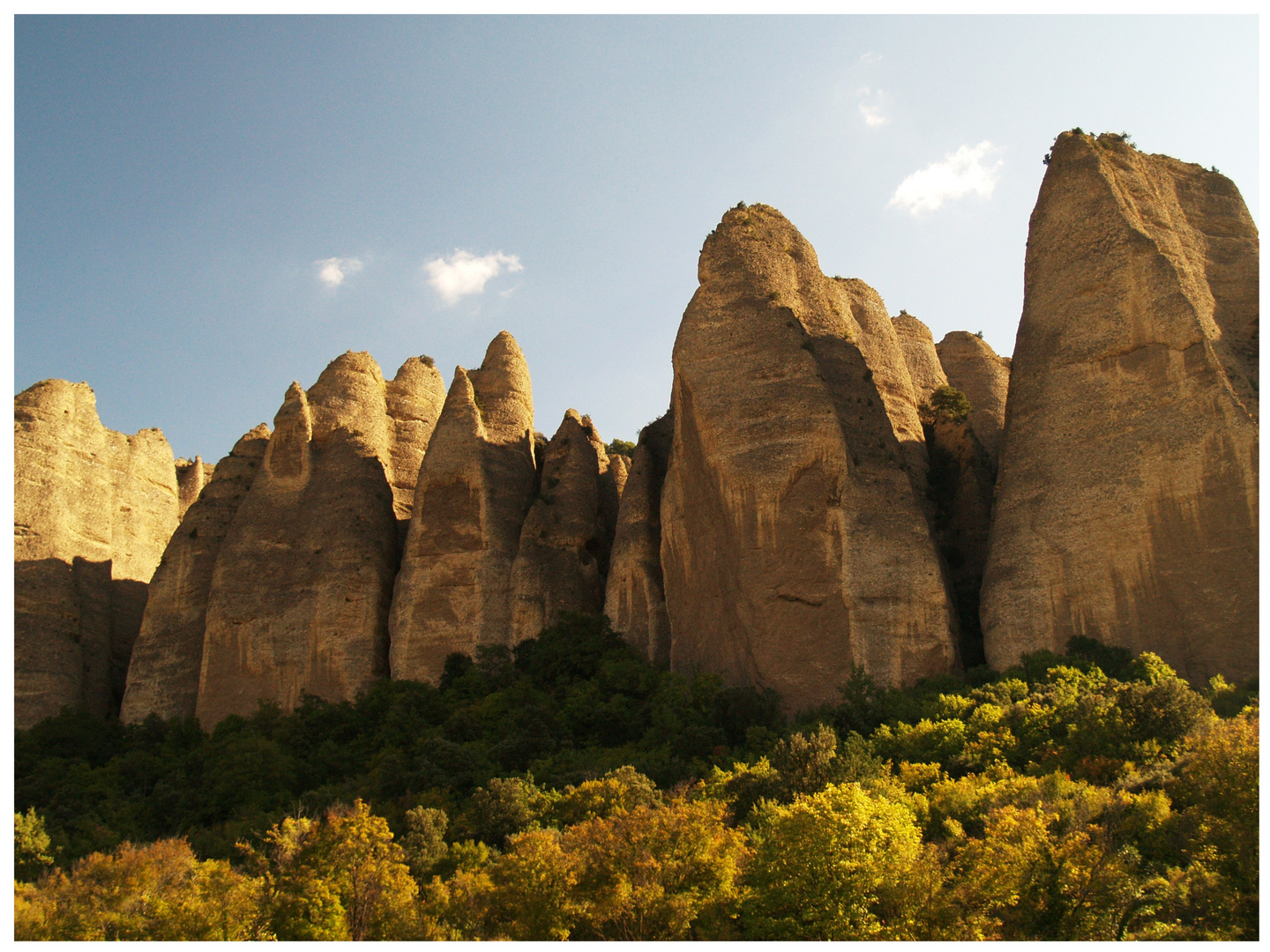 Die Felsen von Les Mées