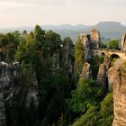 Die Felsenburg Neurathen (links im Bild) und die Basteibrücke (rechts im Bild)...