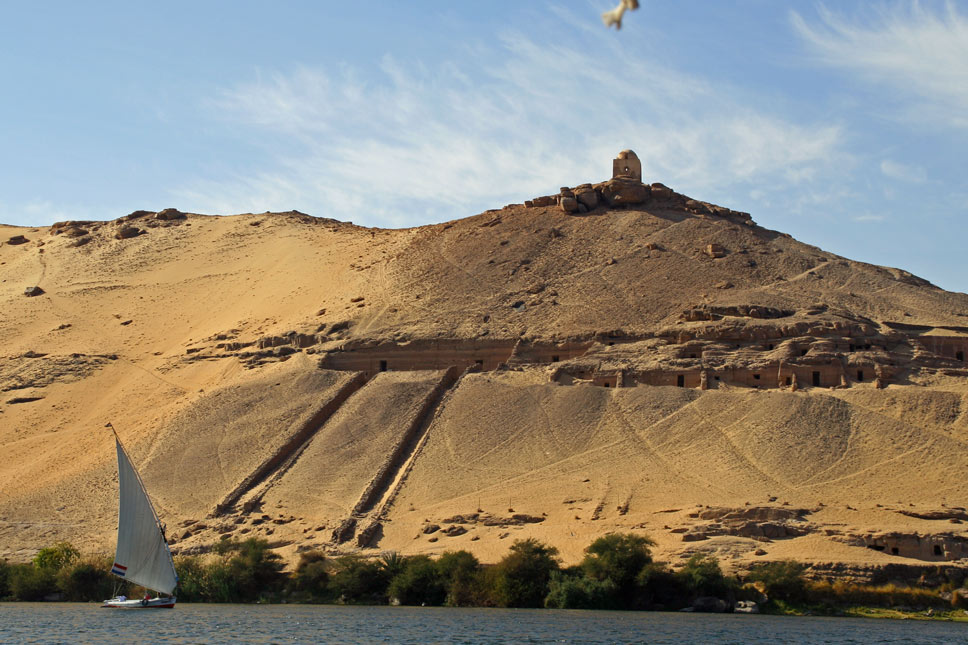 Die Felsengräber und das Mausoleum von Aga Khan