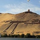 Die Felsengräber und das Mausoleum von Aga Khan