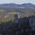 Die Felsentürme der Bastei und die Berge links der Elbe näher "herangeholt"...