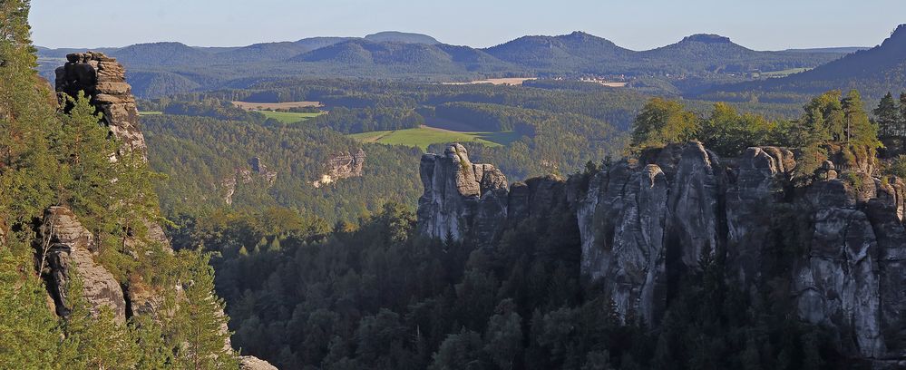 Die Felsentürme der Bastei und die Berge links der Elbe näher "herangeholt"...