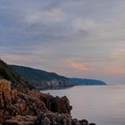 die felsige Küste von Bornholm im Abendlicht