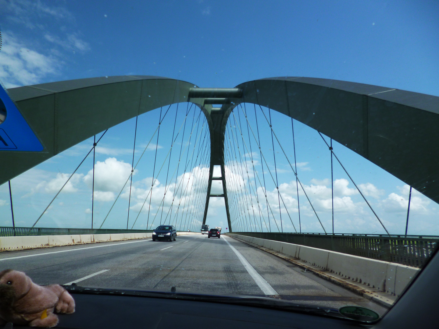 Die Femahrnsundbrücke aus dem Auto fotografiert