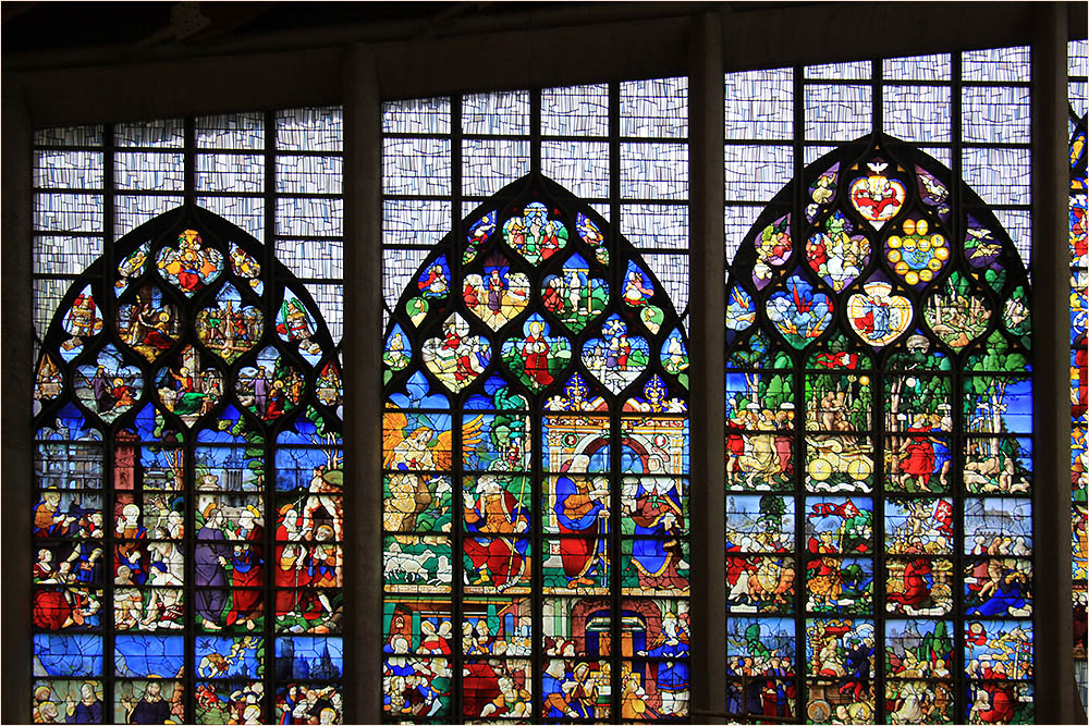 Die Fenster der Kirche Sainte Jeanne-d´Arc.