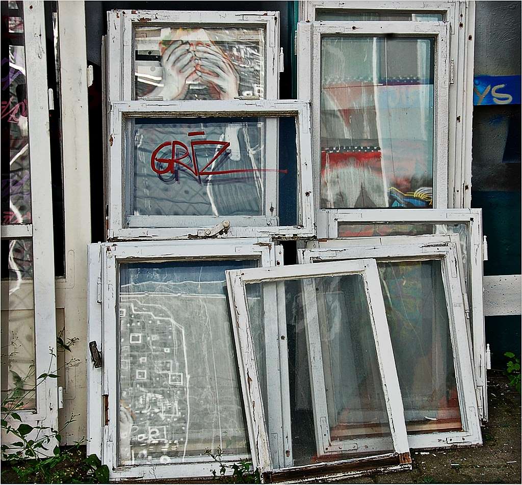 die Fenster im Hof Foto & Bild fenster, glas, rahmen