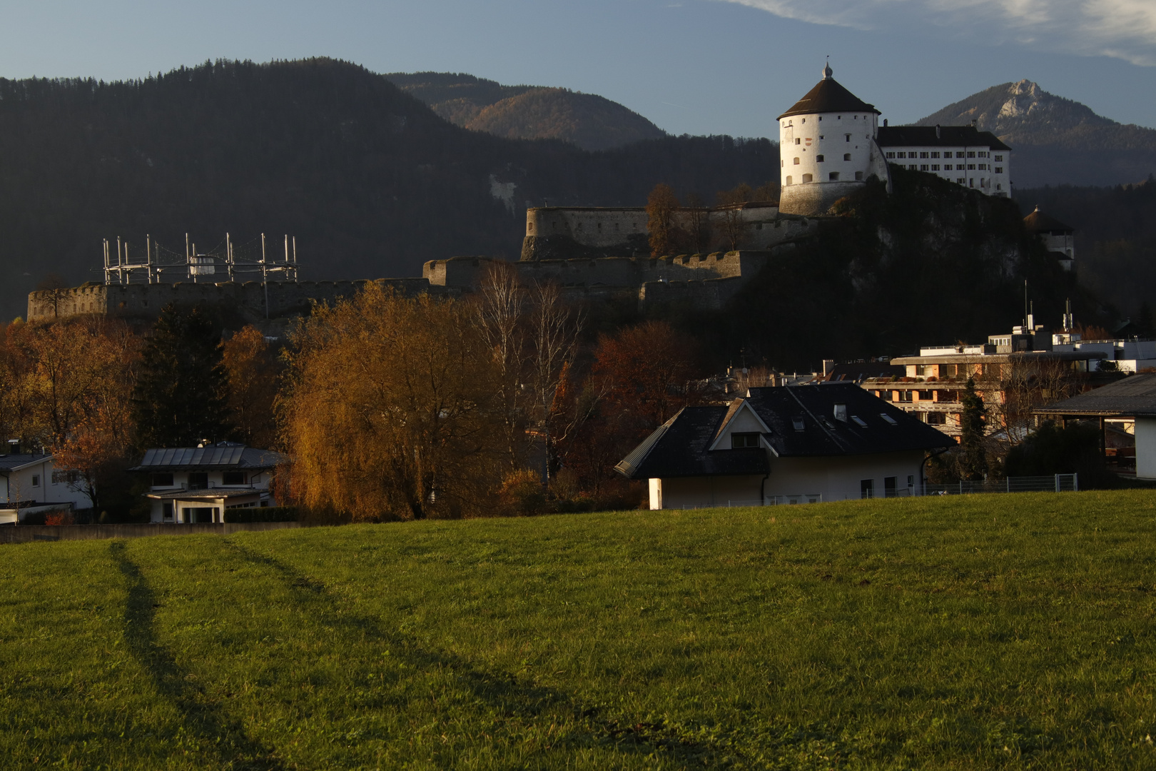 Die Feste Kufstein thront über Kufstein am grünen Inn