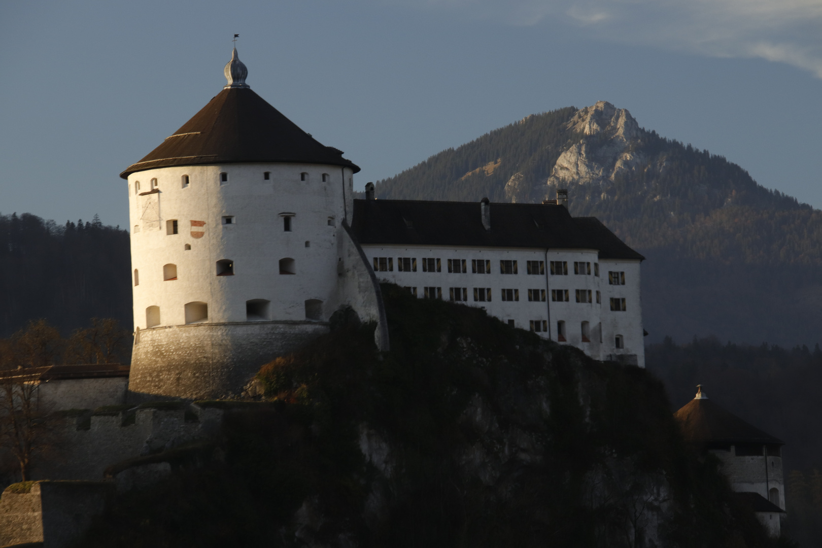 Die Feste Kufstein thront über Kufstein am grünen Inn