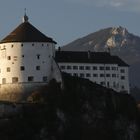 Die Feste Kufstein thront über Kufstein am grünen Inn