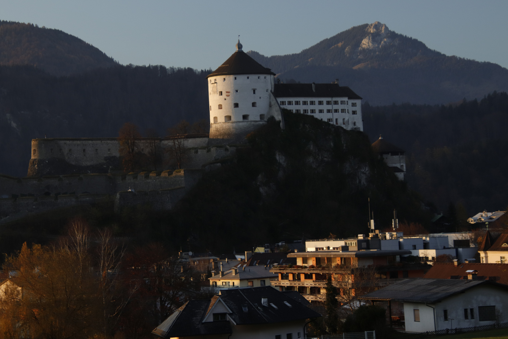 Die Feste Kufstein thront über Kufstein am grünen Inn