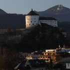 Die Feste Kufstein thront über Kufstein am grünen Inn