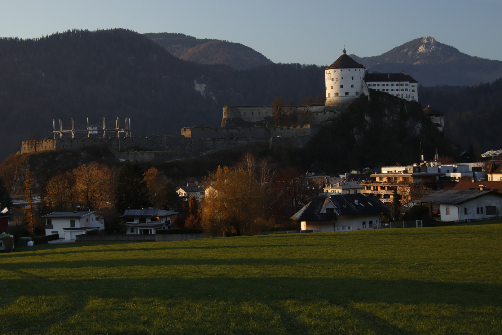 Die Feste Kufstein thront über Kufstein am grünen Inn