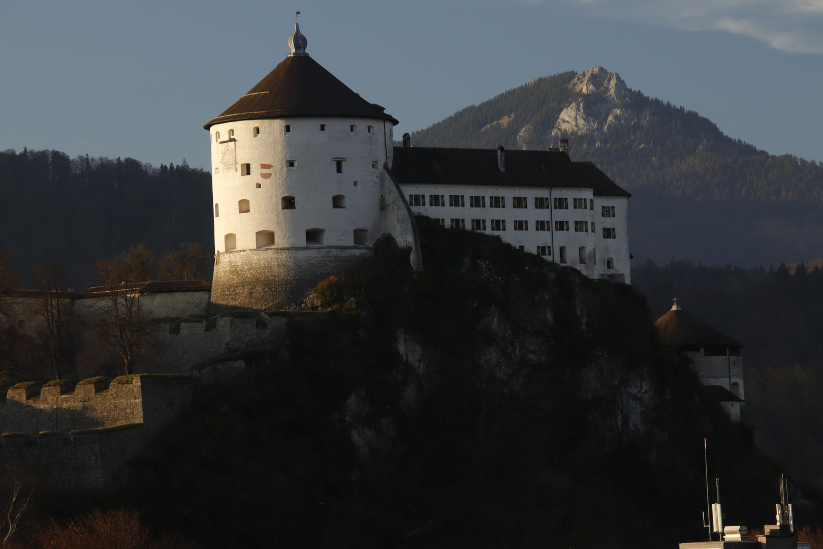 Die Feste Kufstein thront über Kufstein am grünen Inn