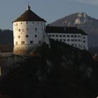 Die Feste Kufstein thront über Kufstein am grünen Inn