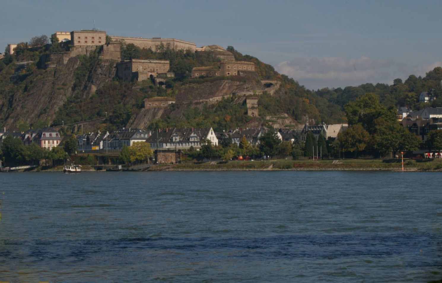 Die Festung Ehrenbreitstein über dem Ort Ehrenbreitstein