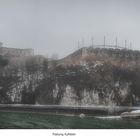 Die Festung Kufstein im Morgennebel, oberhalb des grünen Inns