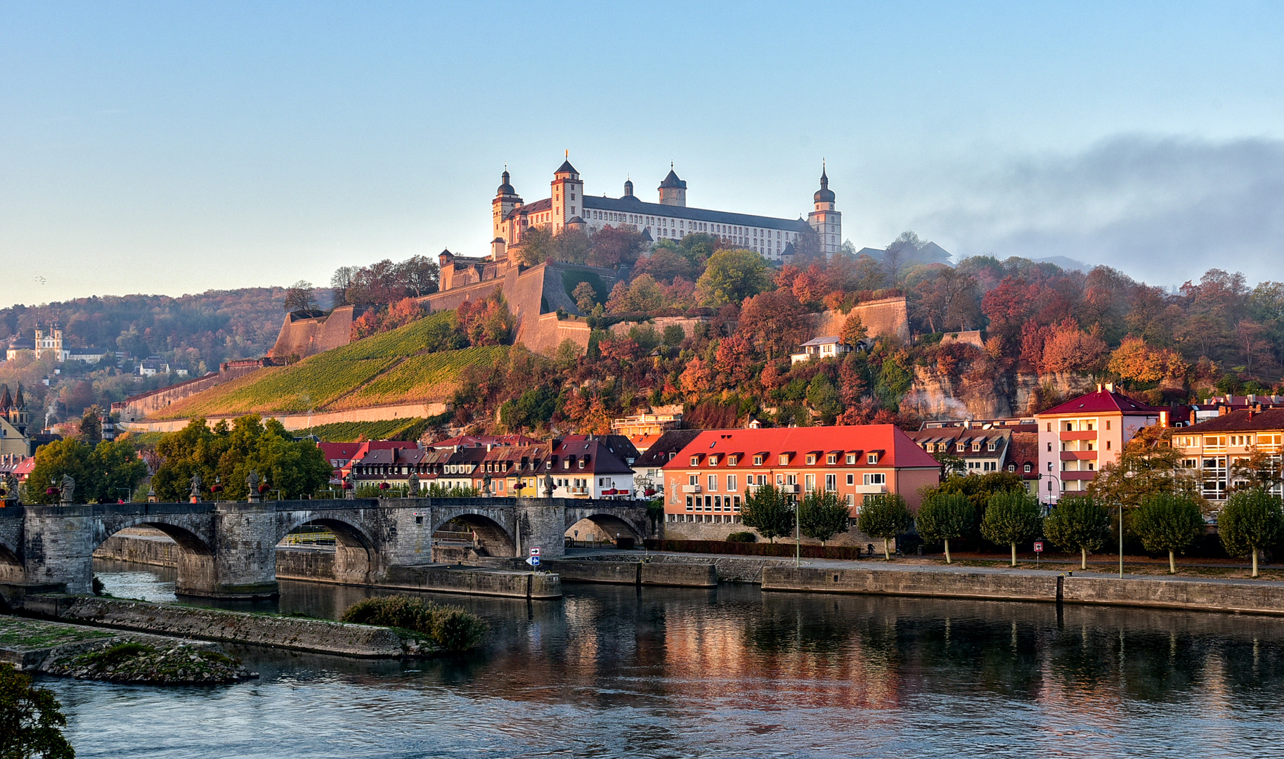 Die Festung Marienberg im Morgennebel.