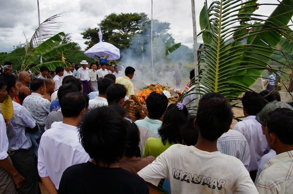 die feuerbestattung eines 90 jährigen abtes, war ein fest für die gläubigen, bagan, burma 2011