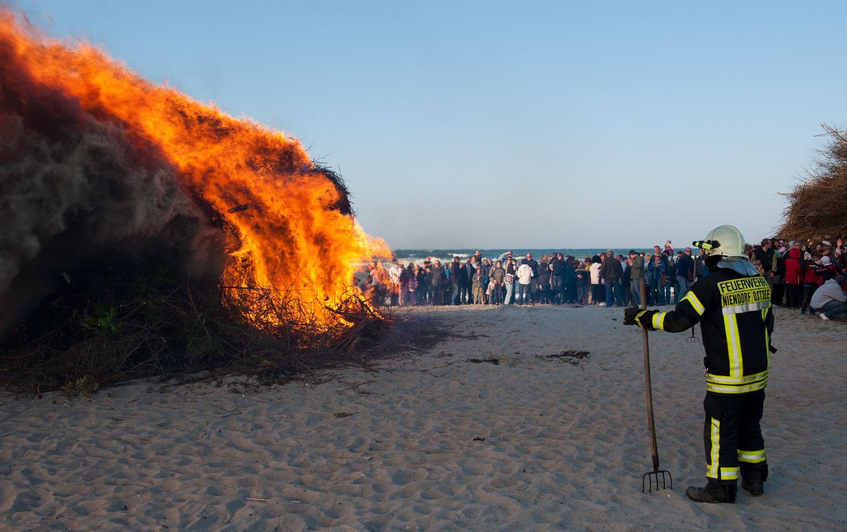 Die Feuerwehr von Niendorf hatte das Osterfeuer unter Kontrolle