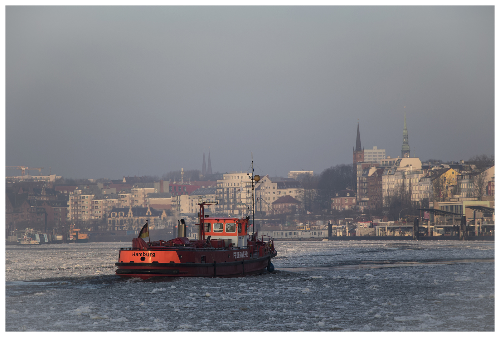 Die Feuerwehr (zur Kontrolle morgens auf der Elbe)