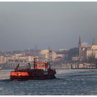 Die Feuerwehr (zur Kontrolle morgens auf der Elbe)