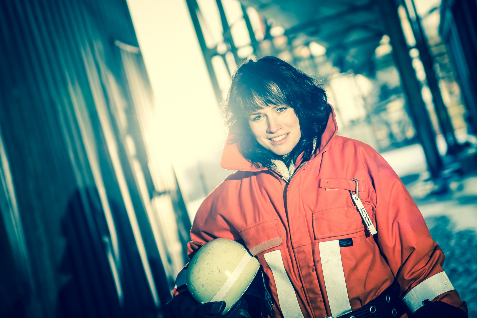 Die Feuerwehrfrau Foto & Bild | portrait, portrait frauen, outdoor ...